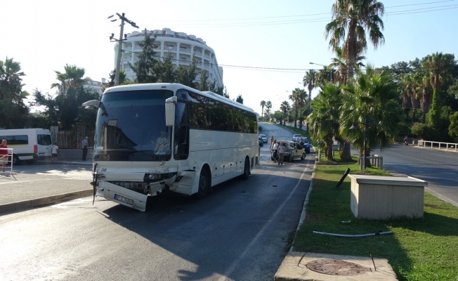 Antalya’da otel servis otobüsü 2 araca çarptı: 6 yaralı