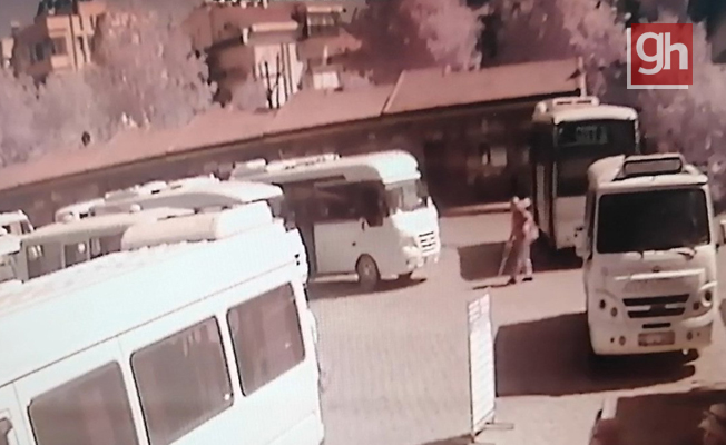 Bir ayağı protez olan engelli adam minibüsün altında kaldı Bir ayağı protez olan engelli adam minibüsün altında kaldı
