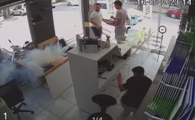 Cep telefonu tamir esnasında alev alıp küle döndü Cep telefonu tamir esnasında alev alıp küle döndü