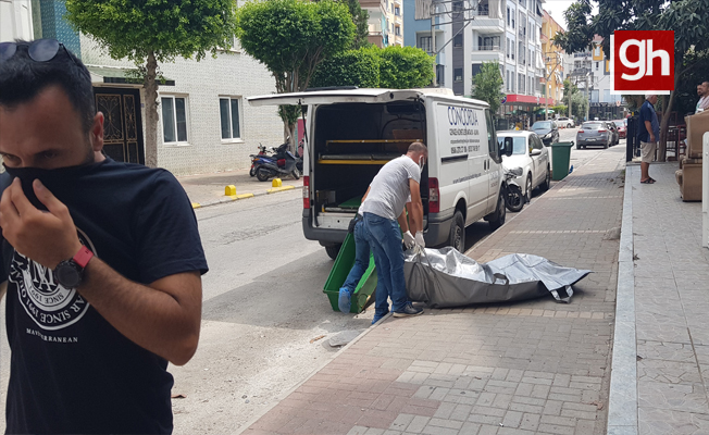 Evinde ölü bulundu, ekipler kokudan taşımakta zorlandı Evinde ölü bulundu, ekipler kokudan taşımakta zorlandı