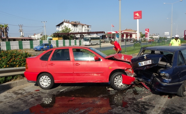 Hızını alamadı kırmızı ışıkta bekleyen araçlara daldı Hızını alamadı kırmızı ışıkta bekleyen araçlara daldı