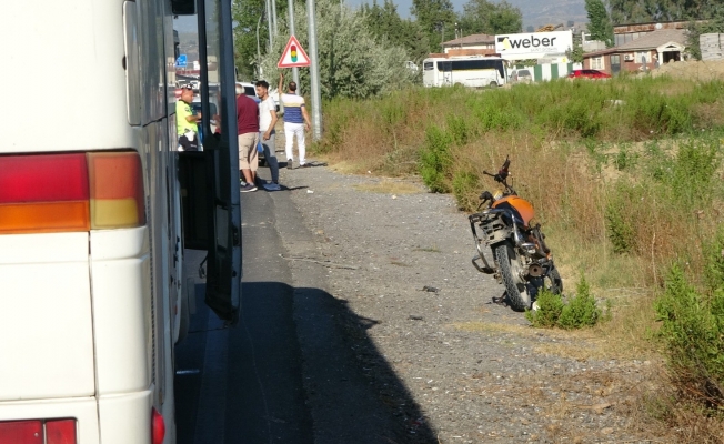 Servis otobüsünün önünden geçti, motosikletin altında kalarak yaralandı Servis otobüsünün önünden geçti, motosikletin altında kalarak yaralandı