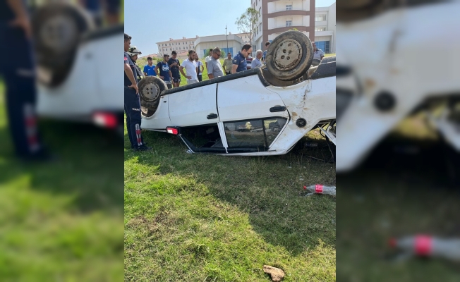 Yoldan çıkan otomobil devrildi Yoldan çıkan otomobil devrildi