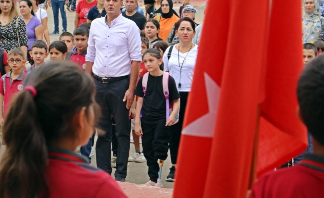 13 günlükken sol bacağı kesilen Özge, protez bacağıyla okula gelip ders başı yaptı