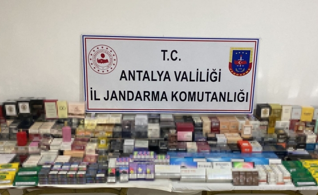Antalya'da kaçak sigara operasyonu: 3 gözaltı