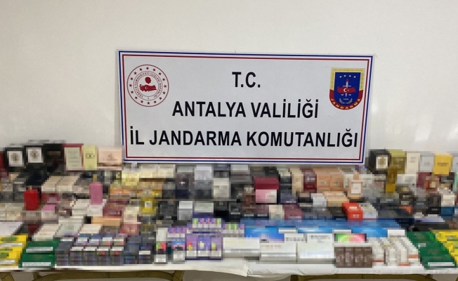 Antalya'da kaçak sigara operasyonu: 3 gözaltı Antalya'da kaçak sigara operasyonu: 3 gözaltı