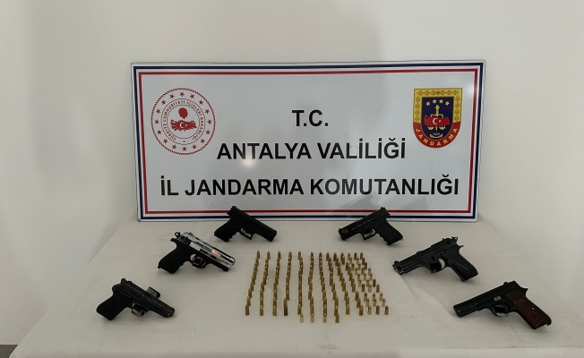 Antalya’da 6 adet ruhsatsız tabanca ele geçirildi Antalya’da 6 adet ruhsatsız tabanca ele geçirildi