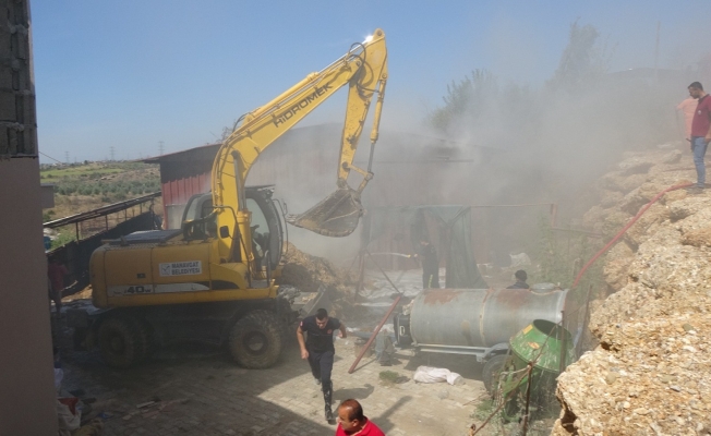 Besihanede yangın çıktı 2 bin balya saman yandı Besihanede yangın çıktı 2 bin balya saman yandı