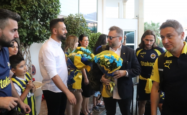 Fenerbahçe, Alanya'da meşale ve çiçeklerle karşılandı