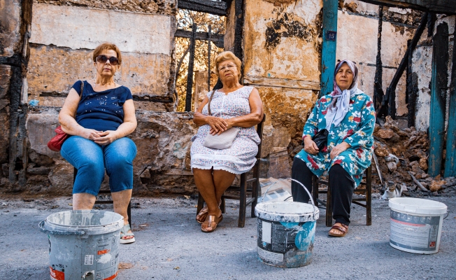  Her pazar  korkuyla uyanıyor, su dolu kovalarla nöbet tutuyorlar!