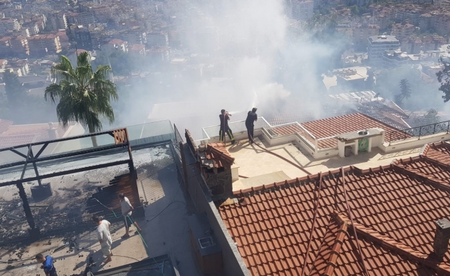 Otluk alanda çıkan yangın, milyon dolarlık villalara sıçradı Otluk alanda çıkan yangın, milyon dolarlık villalara sıçradı