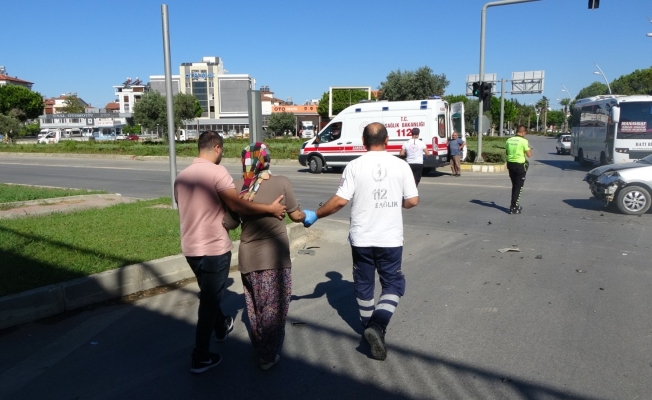 Otomobiller çarpıştı, sürücülerin eşleri yaralandı Otomobiller çarpıştı, sürücülerin eşleri yaralandı