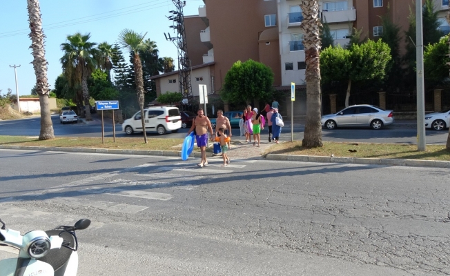 Tatilcilerin yaya geçidi çilesi