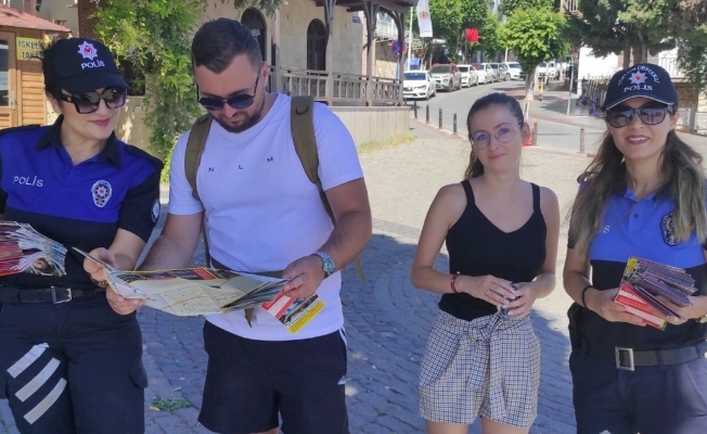 Alanya'da polisten turistlere dört dilde broşür