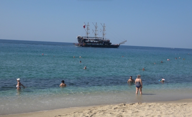 Alanya’da ekim ayında deniz keyfi sürüyor Alanya’da ekim ayında deniz keyfi sürüyor