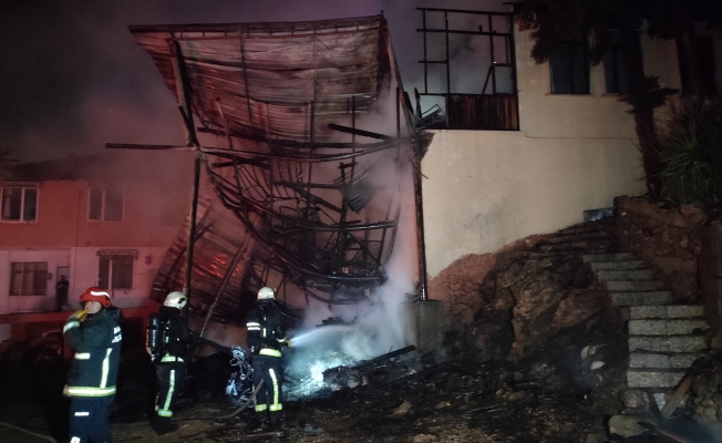 Antalya'da müstakil ev alev alev yandı, patlamalar mahalleyi sokağa döktü