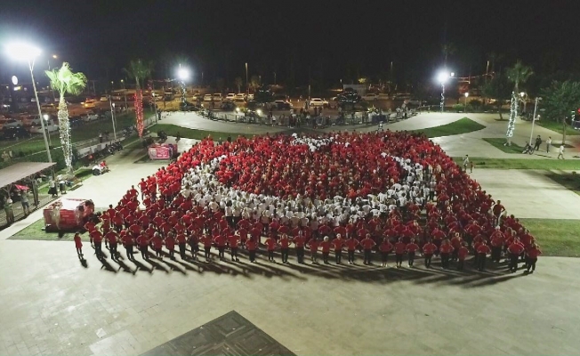 Antalya'da saat 19.23'te 1923 kişi zeybek oynayarak Ata'yı selamladı