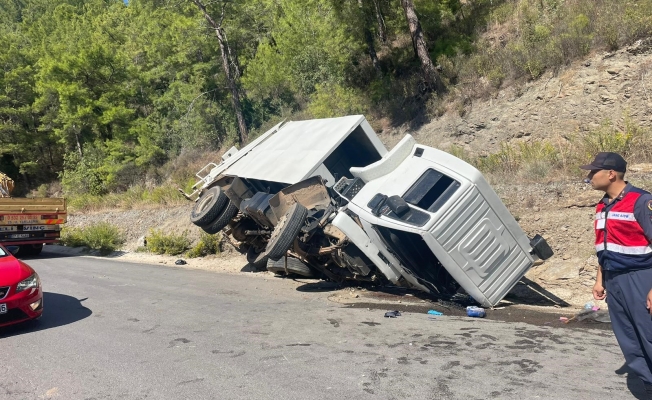 Çöp kamyonu devrildi 1 işçi hayatını kaybetti Çöp kamyonu devrildi 1 işçi hayatını kaybetti
