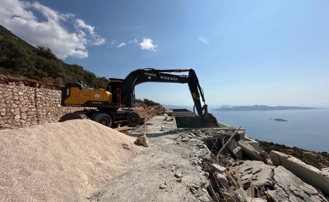 Deniz manzaralı kaçak yapılar yıkıldı Deniz manzaralı kaçak yapılar yıkıldı