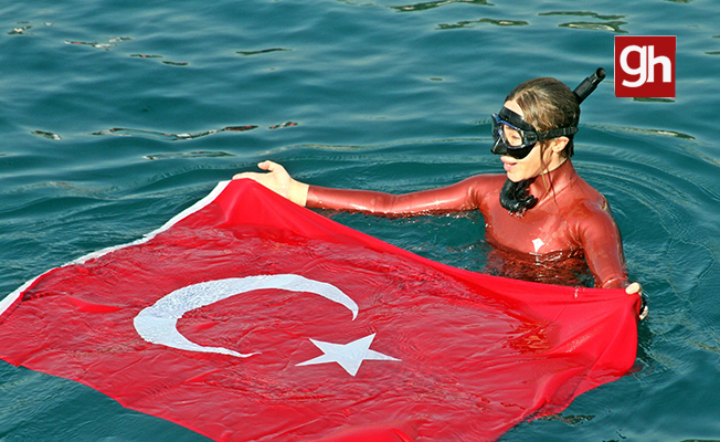 Dünya rekortmeni Şahika Ercümen, Cumhuriyet için Türk bayrağını denizde dalgalandırdı