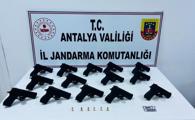 Jandarmadan hareket halindeki otomobile operasyon Jandarmadan hareket halindeki otomobile operasyon