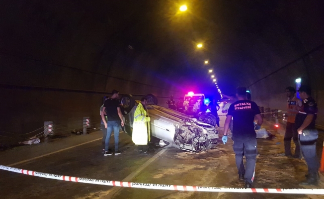 Kontrolden çıkan otomobil tünelde takla attı: 2 ölü