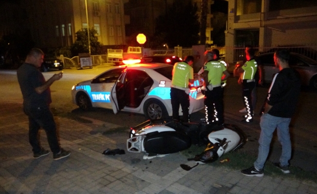 Sağlık ekiplerini bekleyen yaralı sürücü sigara içmeyi de ihmal etmedi Sağlık ekiplerini bekleyen yaralı sürücü sigara içmeyi de ihmal etmedi