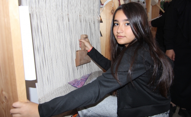 Alanya Belediyesi kurslarında öğrencilere kilim dokuma dersi Alanya Belediyesi kurslarında öğrencilere kilim dokuma dersi