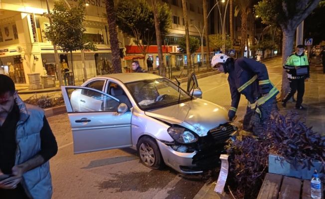 Alkollü şekilde direksiyon başına geçti, ortalığı savaş alanına çevirdi Alkollü şekilde direksiyon başına geçti, ortalığı savaş alanına çevirdi