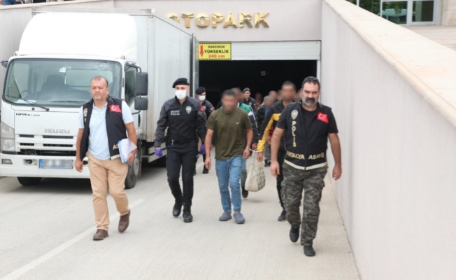 Antalya'da çeşitli suçlardan aranan 57 şüpheli yakalandı