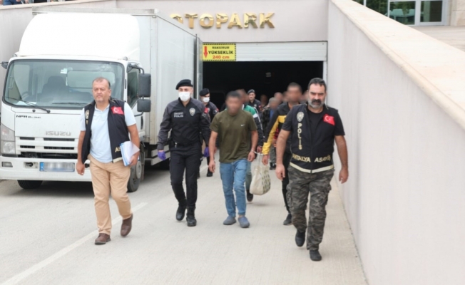 Antalya'da çeşitli suçlardan aranan 57 şüpheli yakalandı Antalya'da çeşitli suçlardan aranan 57 şüpheli yakalandı