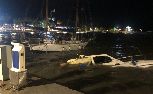 Antalya'da dalgalar sahile vurdu: Fırtına balıkçı teknelerini batırdı
