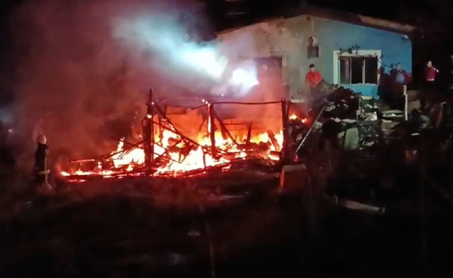 Antalya'da korkutan depo ve ev yangını Antalya'da korkutan depo ve ev yangını