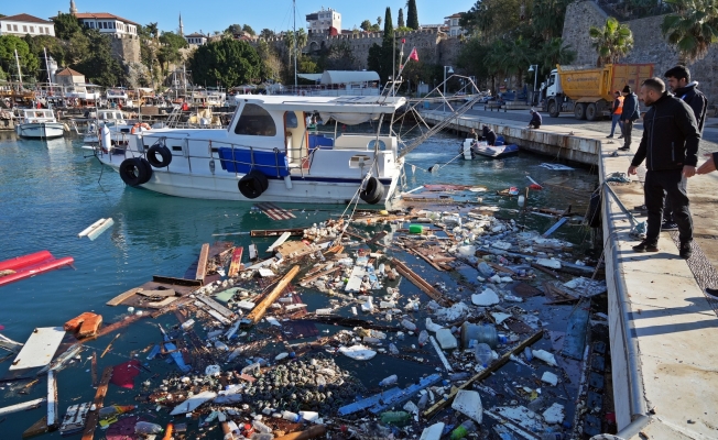 Antalya’da denizin üzerindeki tekne ve ağ parçaları fırtınanın boyutunu gözler önüne serdi