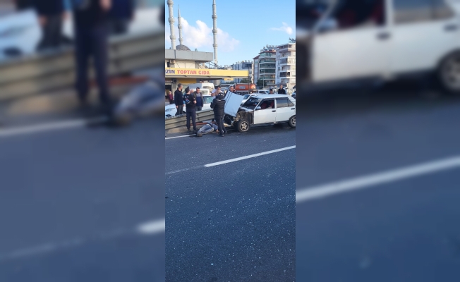  Bariyerlere çarpan otomobil yola fırlayan sürücüsünü ezdi