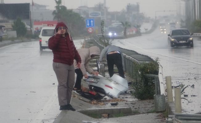 Bariyerlere çarparak hurdaya dönen araçtan burnu bile kanamadan çıktı Bariyerlere çarparak hurdaya dönen araçtan burnu bile kanamadan çıktı