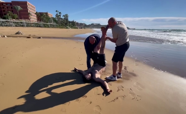 Boğulma tehlikesi geçiren adamı baş aşağı kaldırıp suyu çıkarmaya çalıştılar
