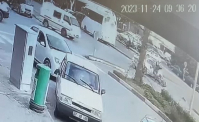 Çarpıştığı otomobilin camına başını çarpan motosikletli ağır yaralandı