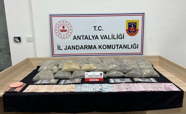 Evini uyuşturucu imalathanesine çevirdi Evini uyuşturucu imalathanesine çevirdi