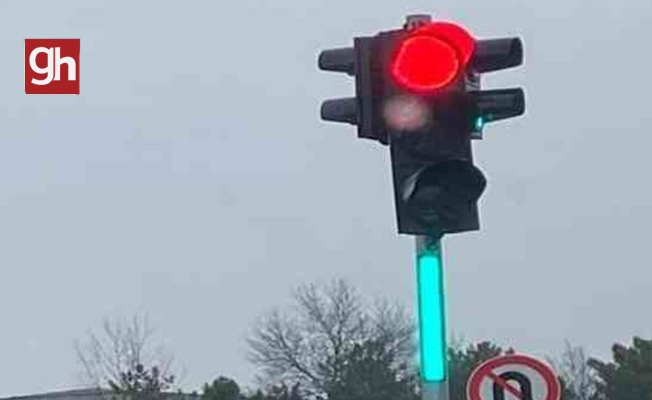 Kırmızı ışıkta bekleyen araca tır arkadan çarptı Kırmızı ışıkta bekleyen araca tır arkadan çarptı