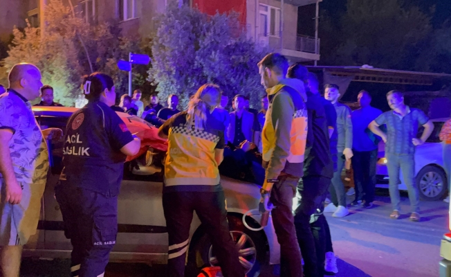 Motosiklet sürücüsü otomobilin motor kaputunun üzerine düştü Motosiklet sürücüsü otomobilin motor kaputunun üzerine düştü