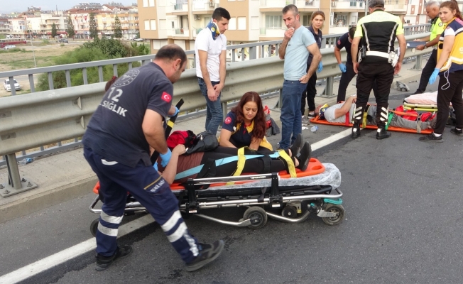 Otomobilin bariyerlere çarptığı kazada can pazarı yaşandı Otomobilin bariyerlere çarptığı kazada can pazarı yaşandı