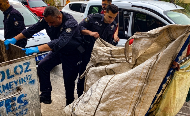 Polise çöp konteynerinde didik didik silah arattı! Polise çöp konteynerinde didik didik silah arattı!