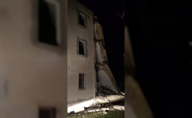 Alanya'da tadilatta olan 3 katlı boş otel lojmanı çöktü Alanya'da tadilatta olan 3 katlı boş otel lojmanı çöktü