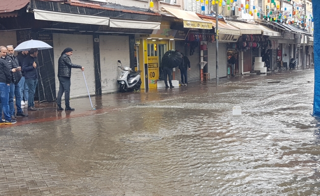 Alanya’da rögarlar taştı, çarşı merkezini su bastı Alanya’da rögarlar taştı, çarşı merkezini su bastı