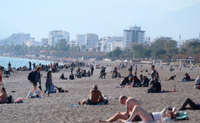 Antalya'da dünyaca ünlü sahilde yılın son yoğunluğu