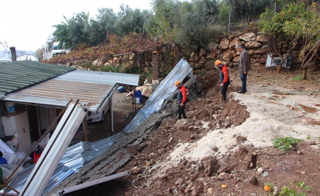 Antalya'da istinat duvarı çöktü, iki ev zarar gördü