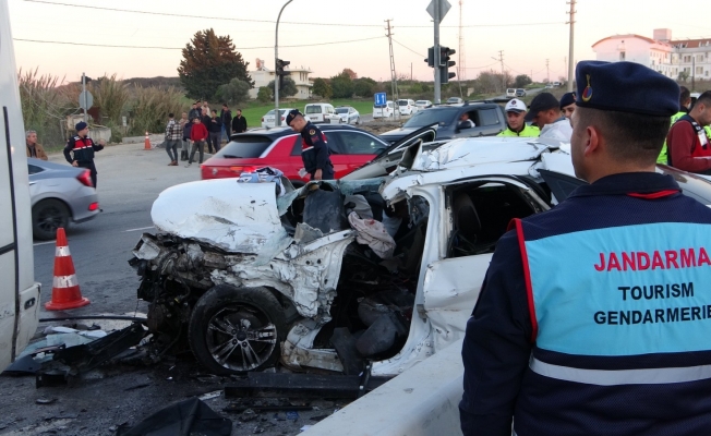 Antalya'da otel servisi ile otomobil çarpıştı: 2 ölü, 14 yaralı