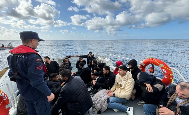 Antalya'da ülkeyi terk etmeye çalışan 22 düzensiz göçmen yakalandı Antalya'da ülkeyi terk etmeye çalışan 22 düzensiz göçmen yakalandı