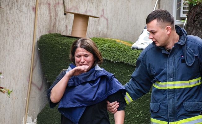 Evinde yangın çıkan kiracı gözyaşlarını tutamadı